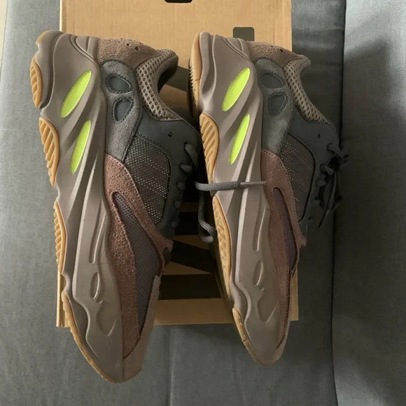 Yeezy boost 700 mauve in a 9.5 - Picture 4 of 13